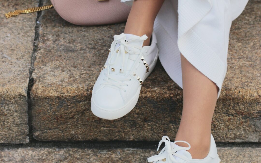 Baskets en Cuir vs Baskets en Toile : Le Duel des Chaussures Casual Chic